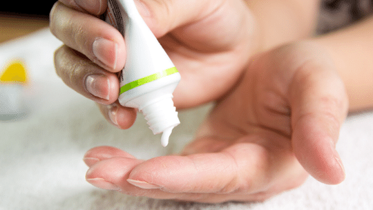 Usando unha crema para aumentar o pene