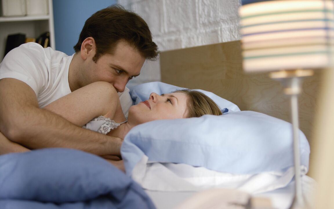 Muller na cama cun home con aumento do pene