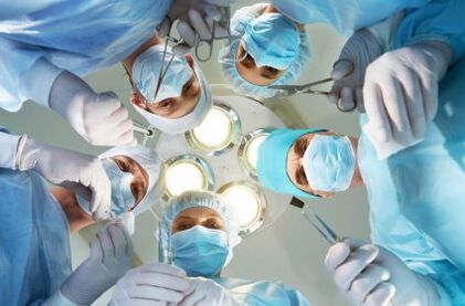 Os cirurxiáns realizan unha cirurxía de ampliación do pene