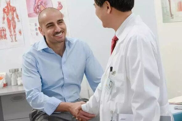 o paciente agradece ao médico a operación de ampliación do pene