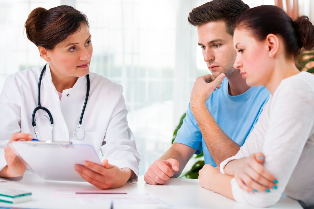 Consulta cun médico antes dunha operación de ampliación do pene