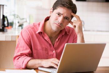 Home que busca opcións de ampliación do pene